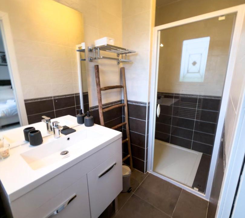 Photo of Bathroom in Vezeronce-Curtin