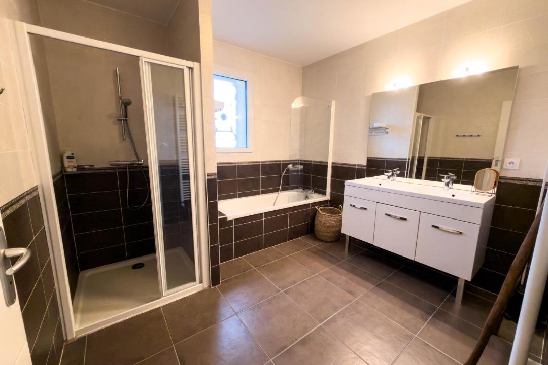 Photo of Bathroom in Vezeronce-Curtin