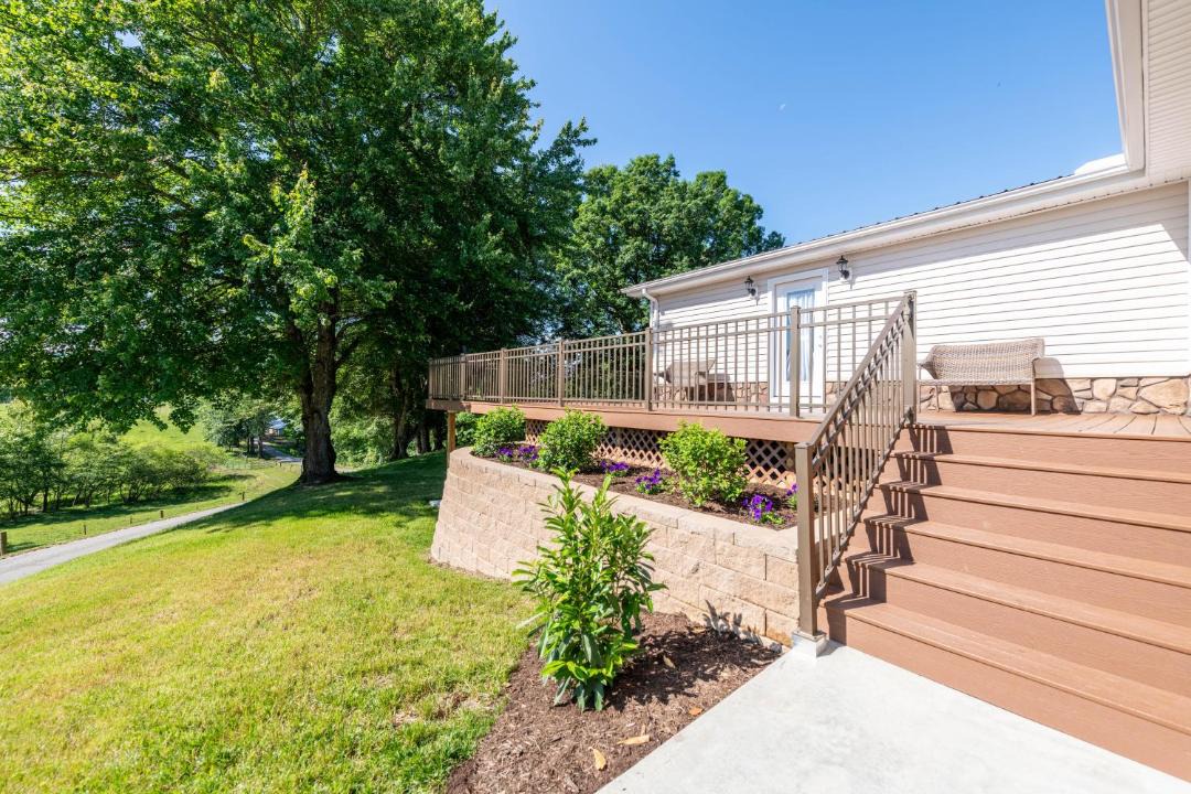 Photo of Patio Balcony in Bush
