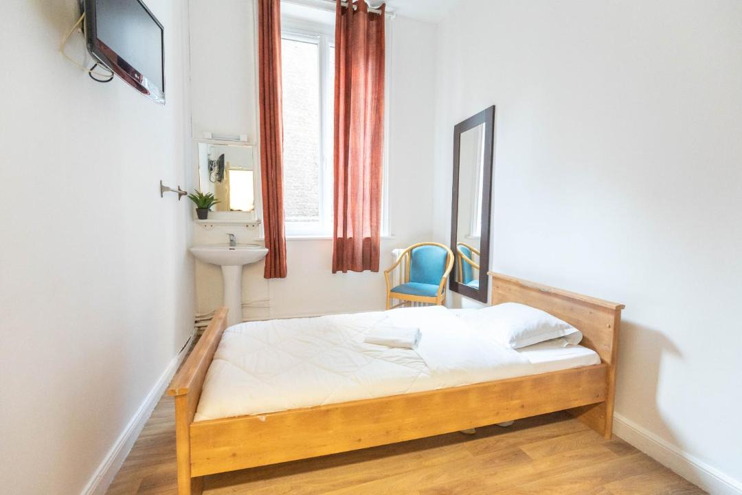 Photo of Bedroom in Lens