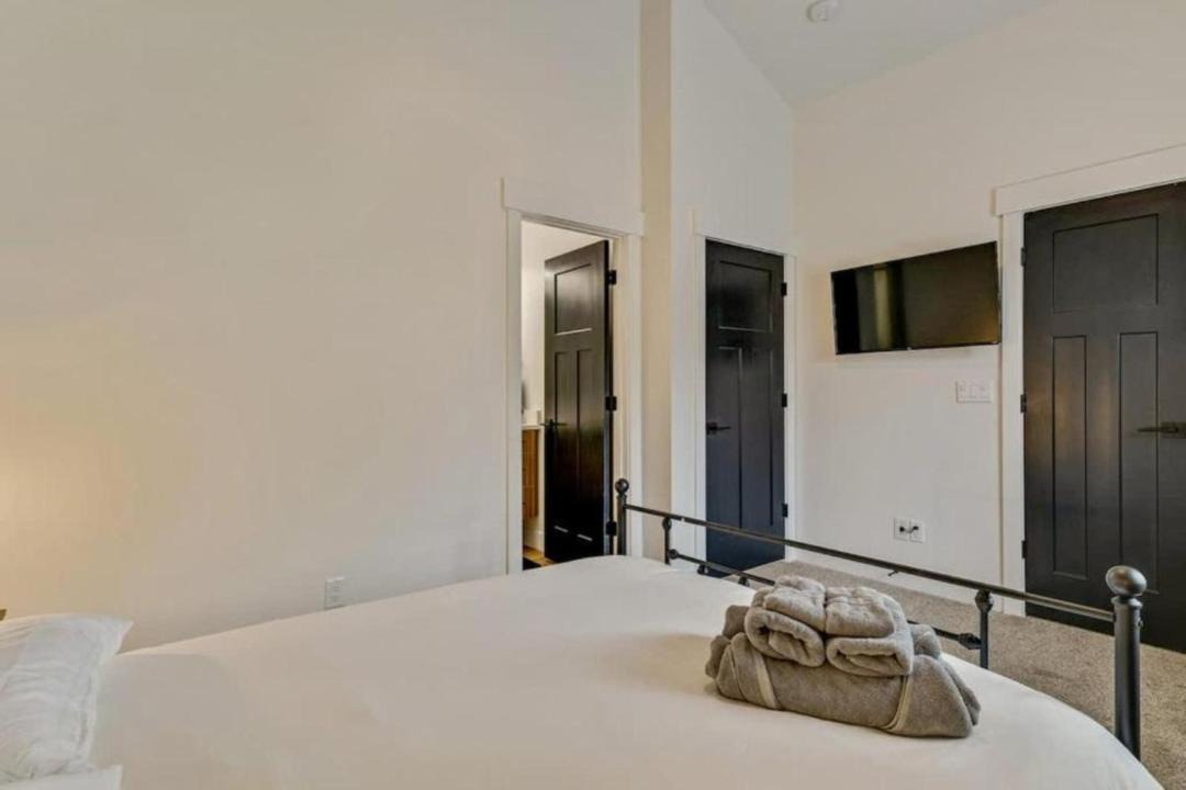 Photo of Bedroom in People's Freeway