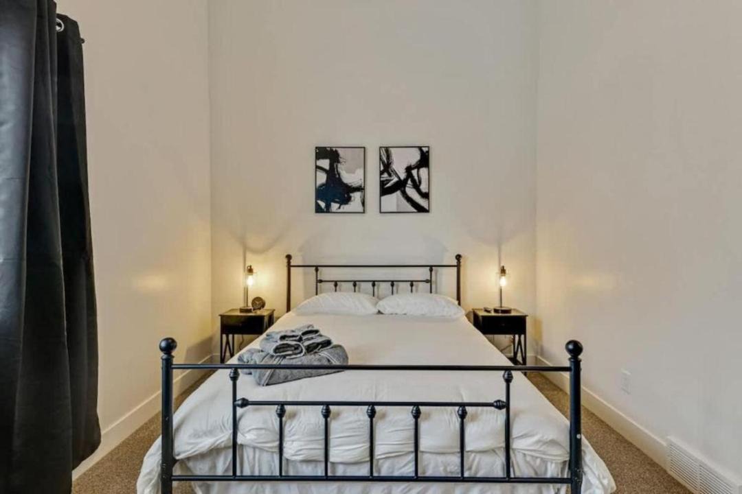 Photo of Bedroom in People's Freeway