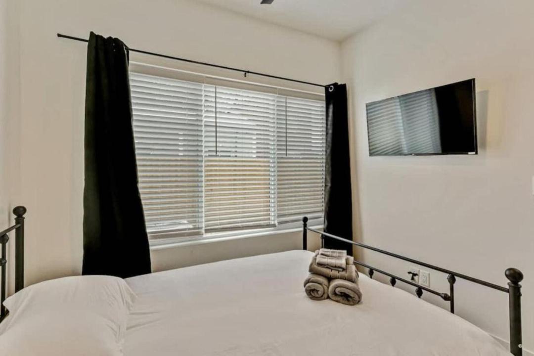 Photo of Bedroom in People's Freeway