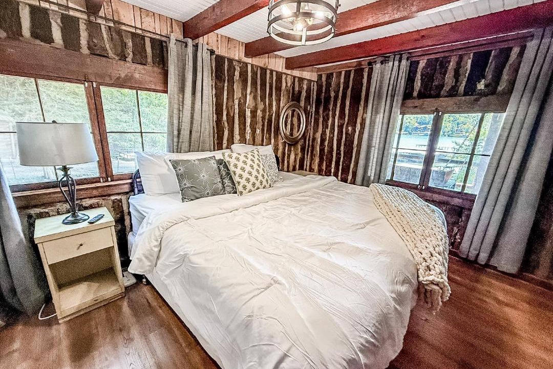 Photo of Bedroom in Camdenton