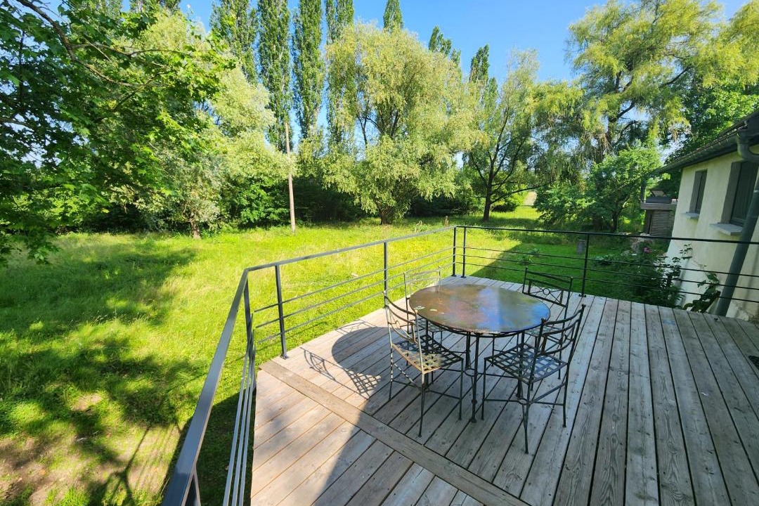 Photo of Patio Balcony in Beaujeu-Saint-Vallier-Pierrejux-et-Quitteur