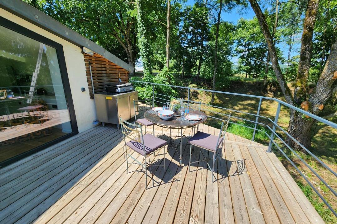 Photo of Patio Balcony in Beaujeu-Saint-Vallier-Pierrejux-et-Quitteur