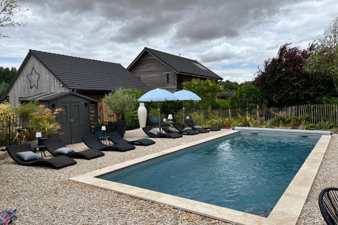 Photo of Others in Faux-Vesigneul