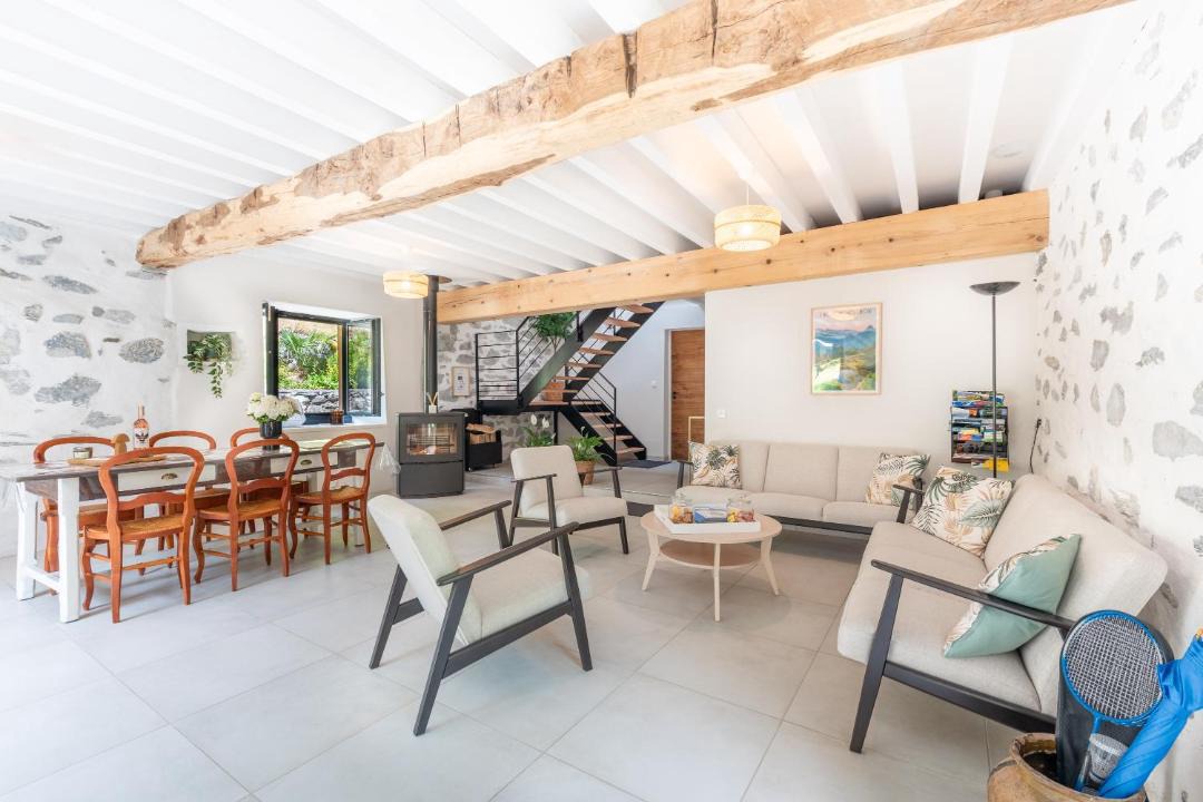 Photo of Others in Accous