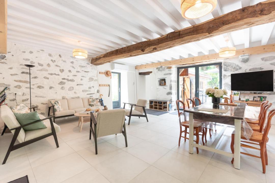 Photo of Others in Accous