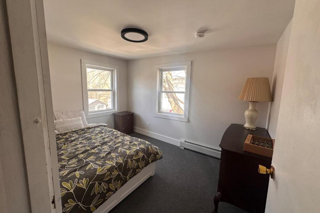 Photo of Bedroom in Lee