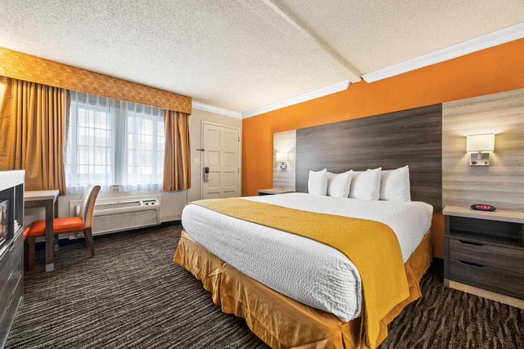 Photo of Bedroom in Munras Avenue