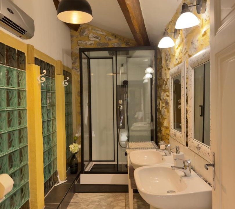 Photo of Bathroom in Fontjoncouse