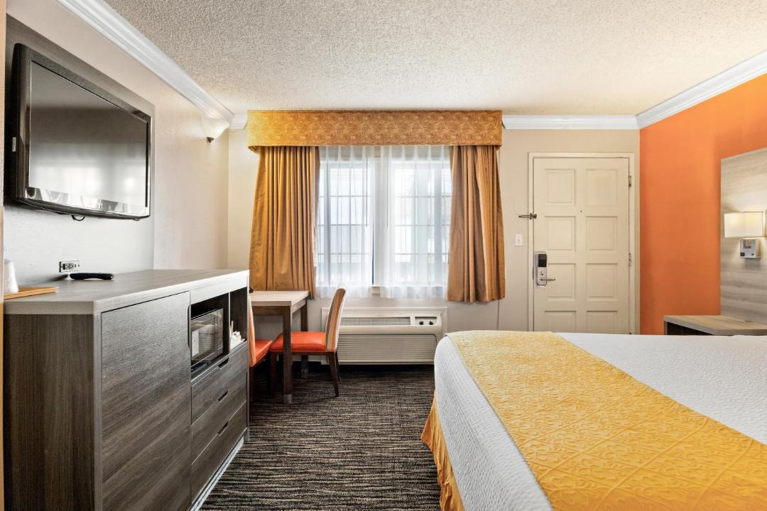 Photo of Bedroom in Munras Avenue