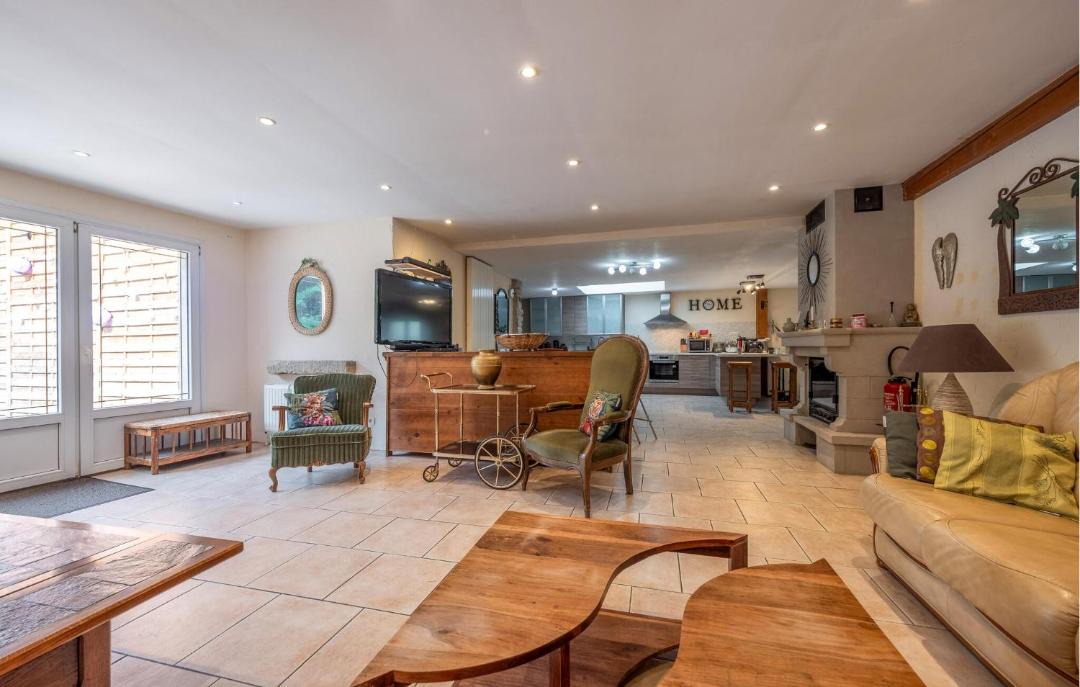 Photo of Others in Escles