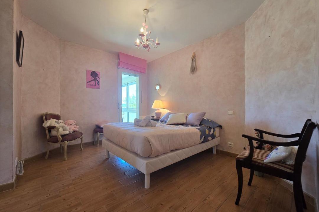 Photo of Bedroom in Realville