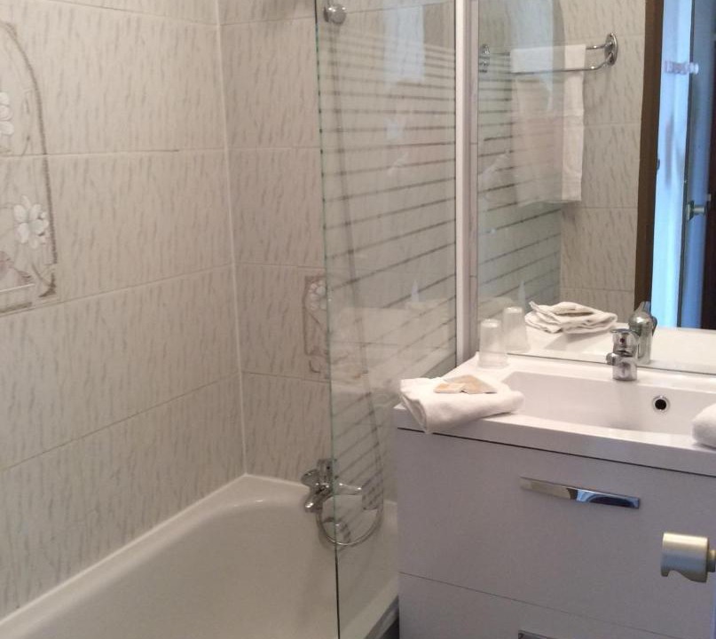 Photo of Bathroom in Gares