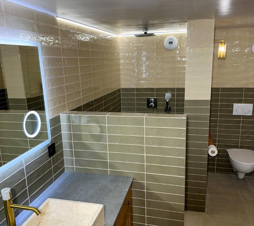 Photo of Bathroom in Yenne