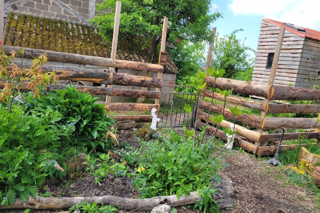 Photo of Others in Besson