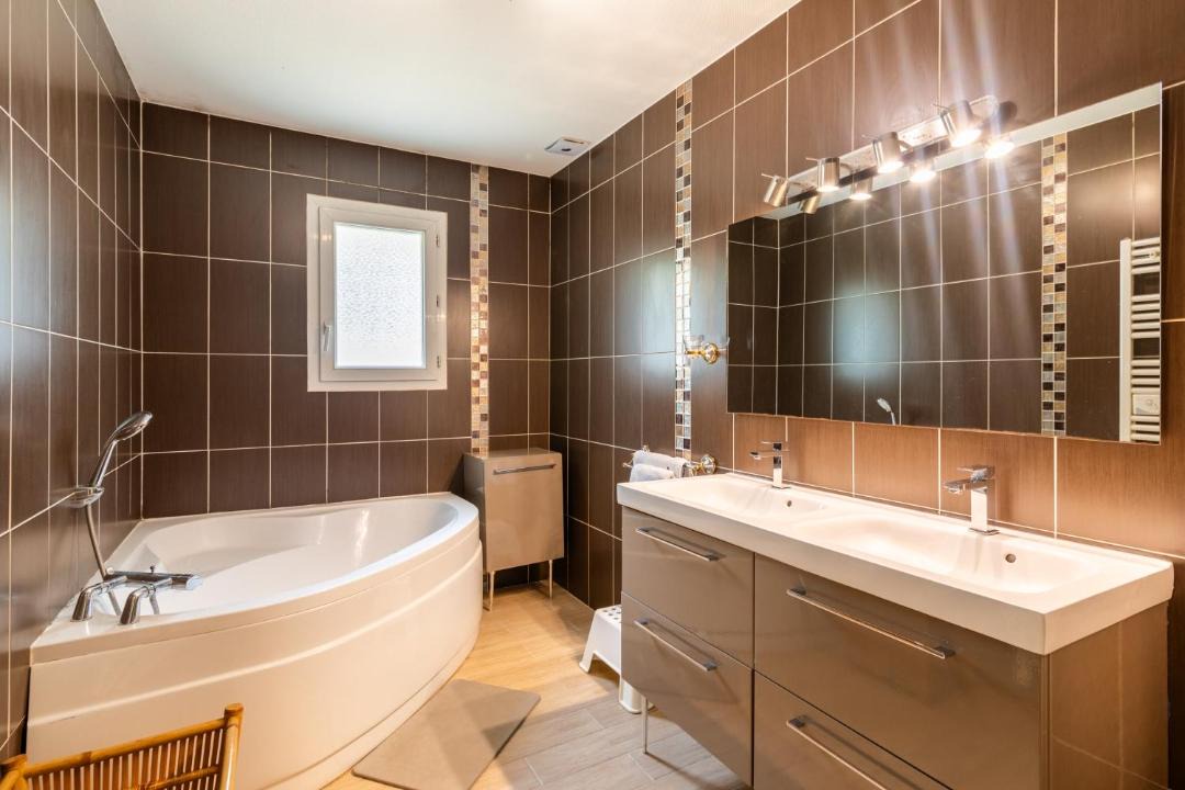 Photo of Bathroom in Fals