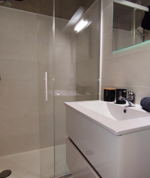 Photo of Bathroom in Thones