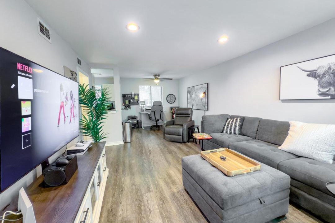 Photo of Livingroom in Junius Heights