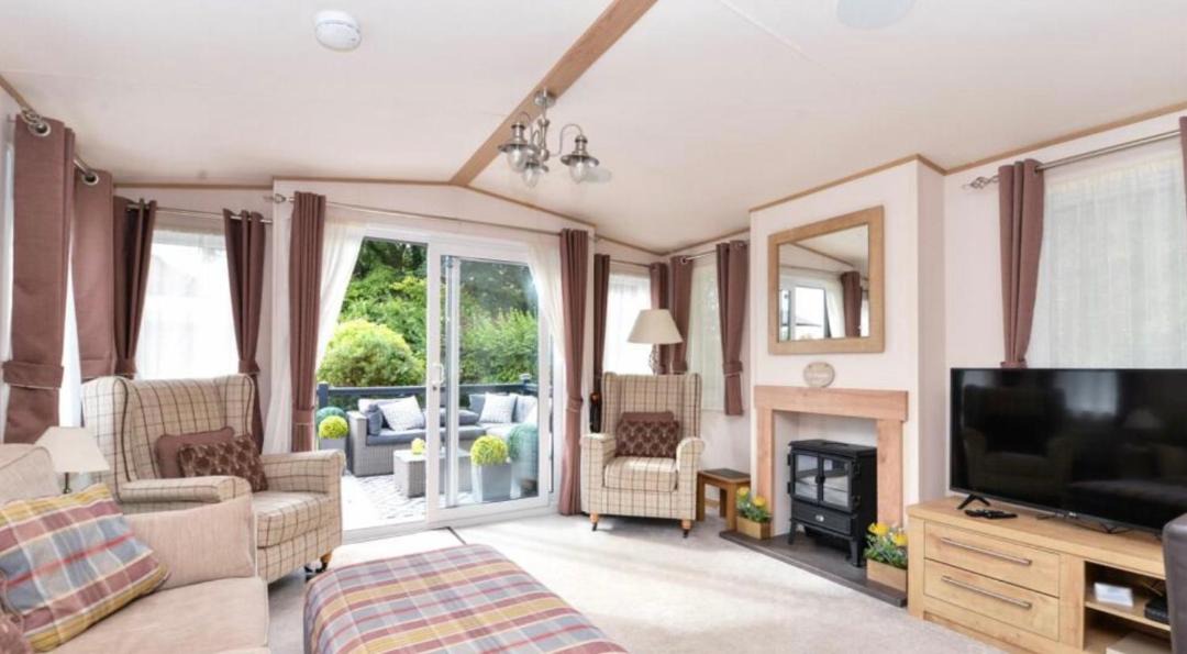 Photo of Others in Tiptoe