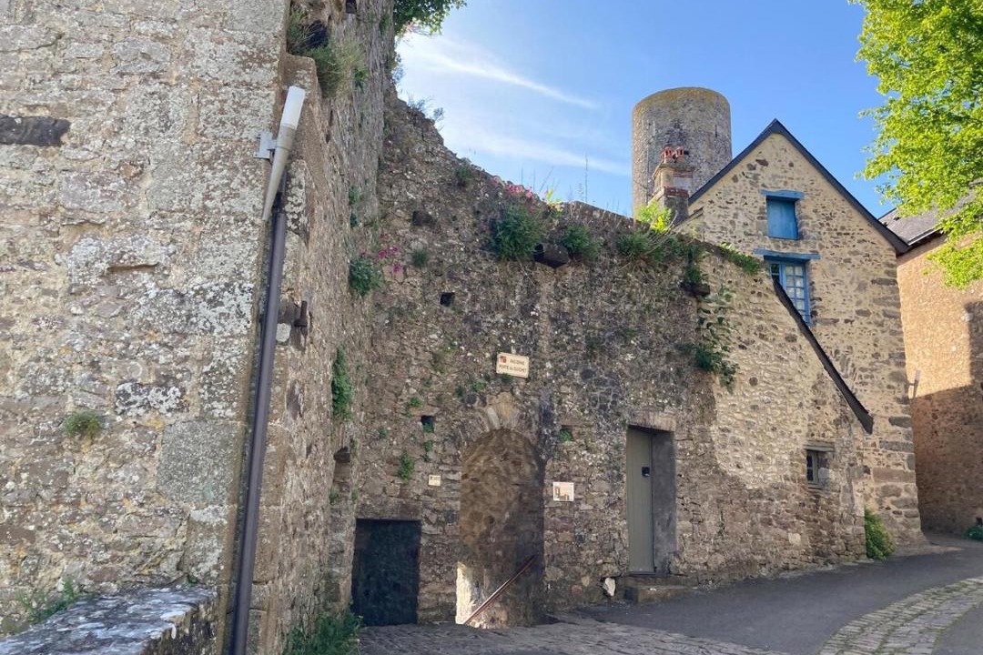 Photo of Buildings in Sainte-Suzanne-and-Chammes