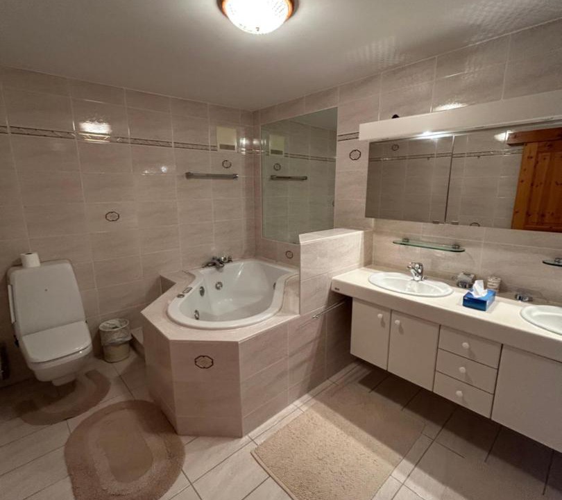 Photo of Bathroom in Lens