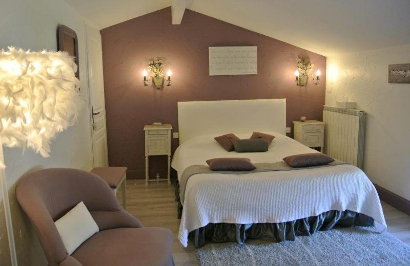 Photo of Bedroom in Saint-Meme-les-Carrieres