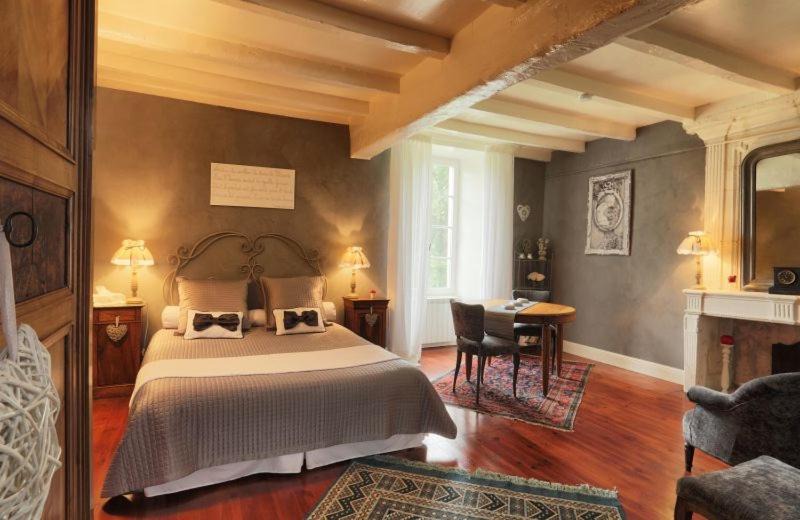 Photo of Bedroom in Saint-Meme-les-Carrieres