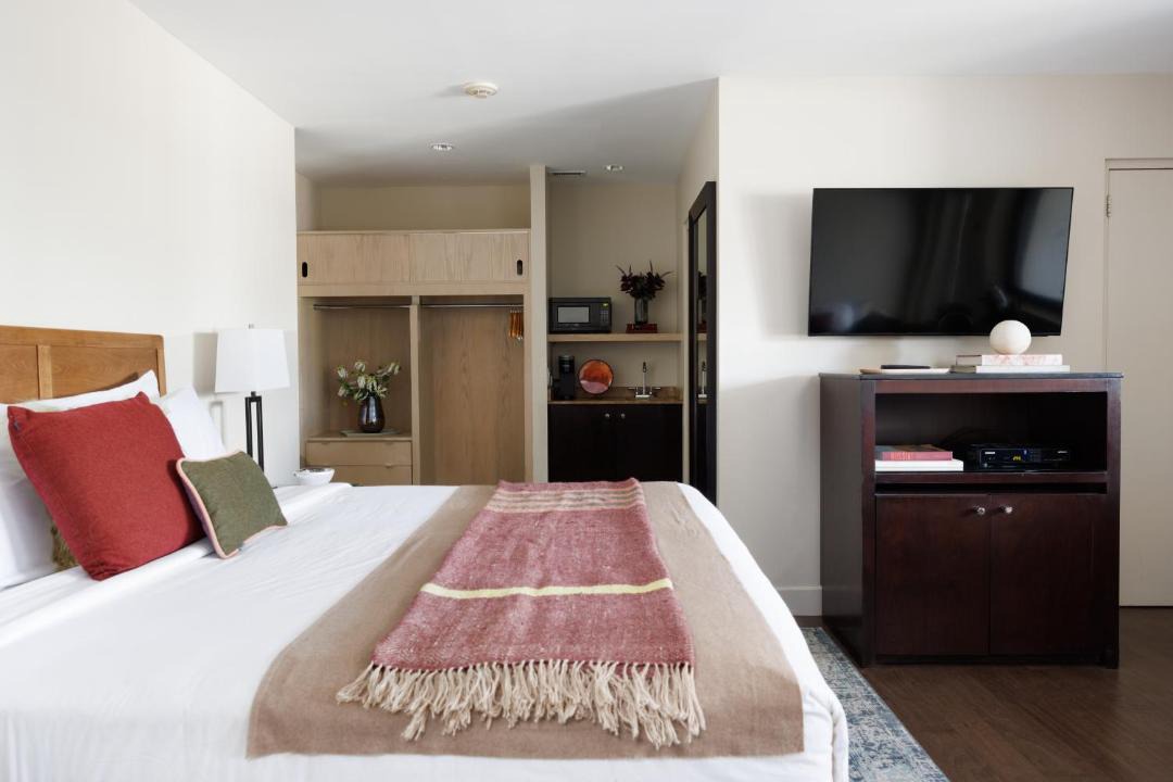 Photo of Bedroom in Great Neck Plaza