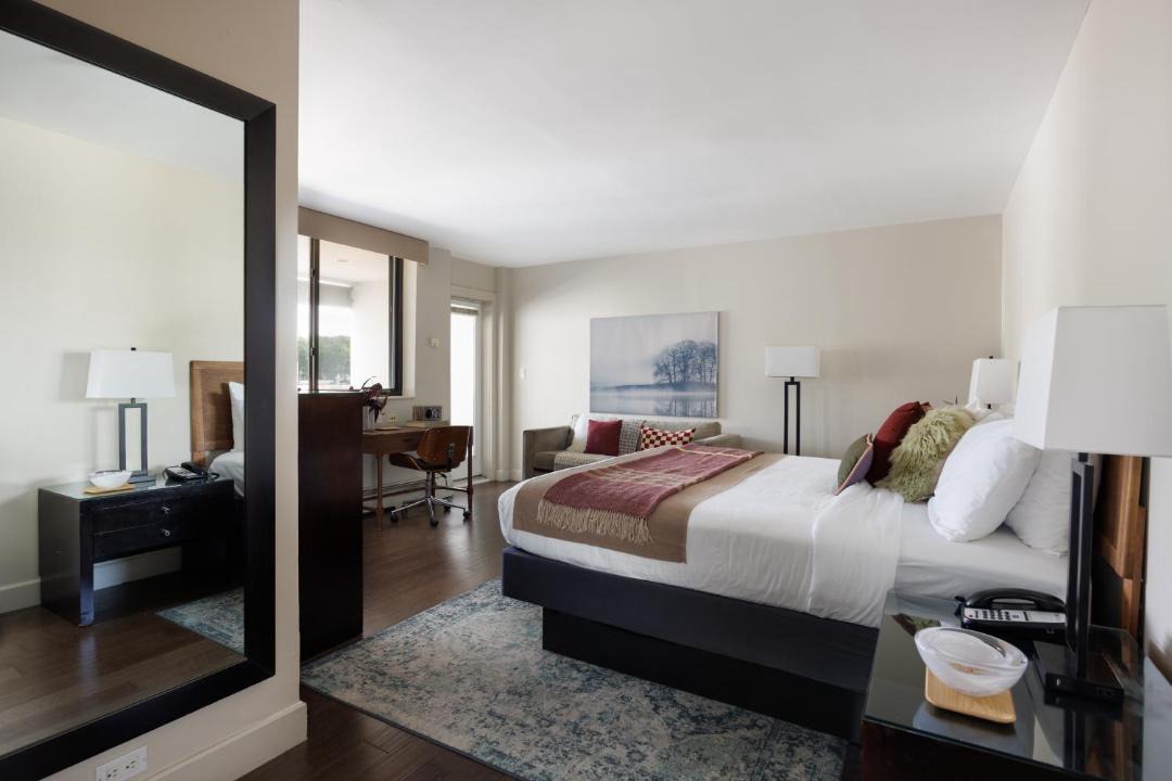 Photo of Bedroom in Great Neck Plaza