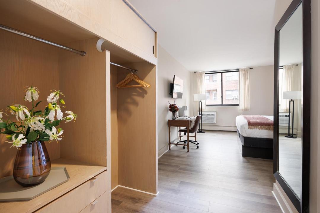 Photo of Bedroom in Great Neck Plaza