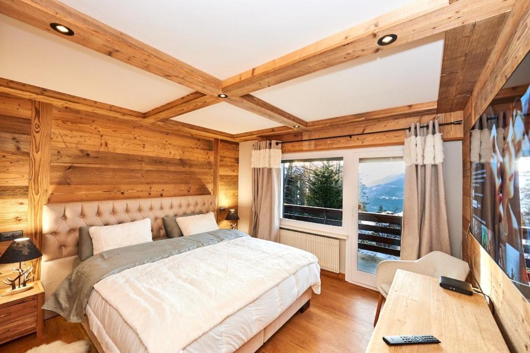 Photo of Bedroom in Lens