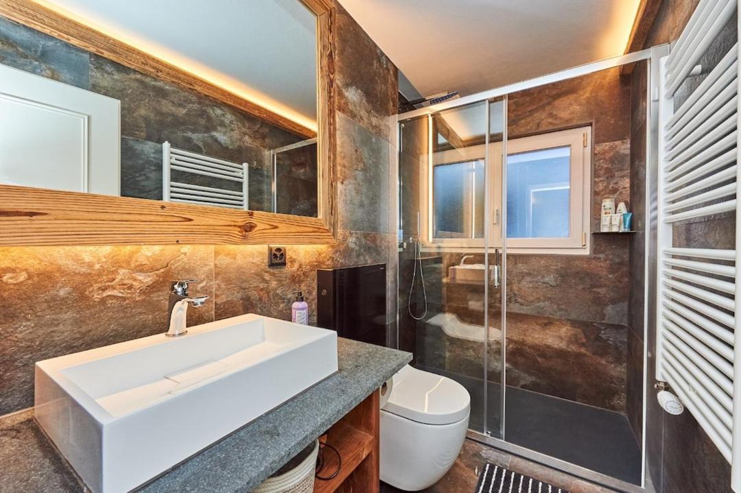 Photo of Bathroom in Lens