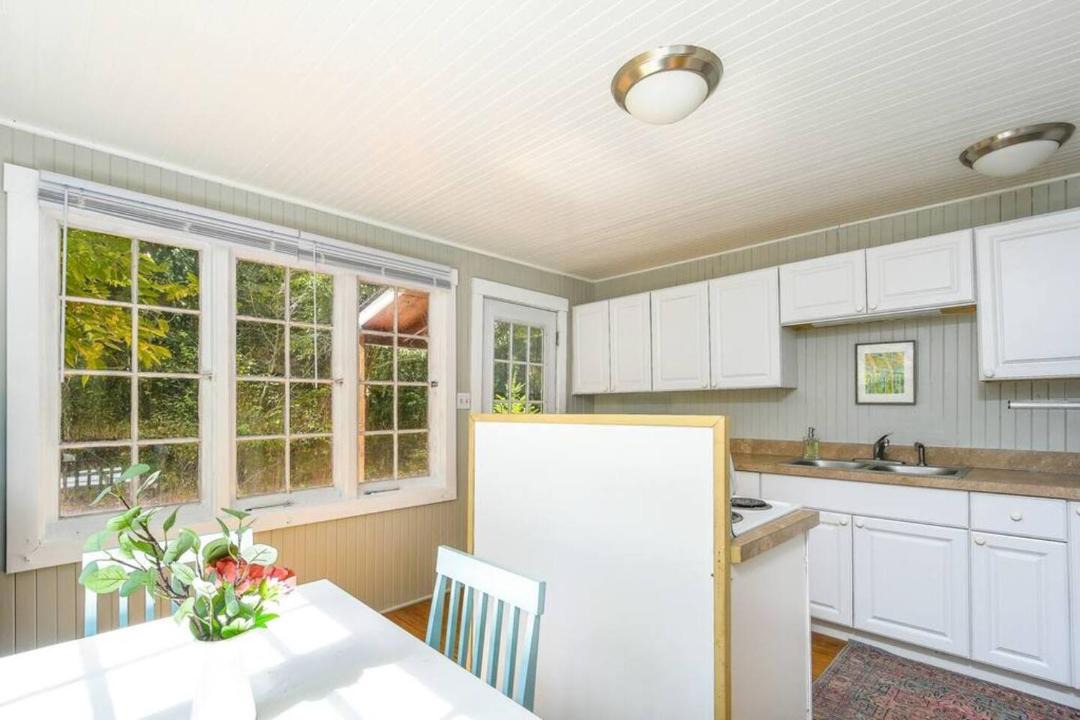 Photo of Kitchen in Old Evergreen Highway