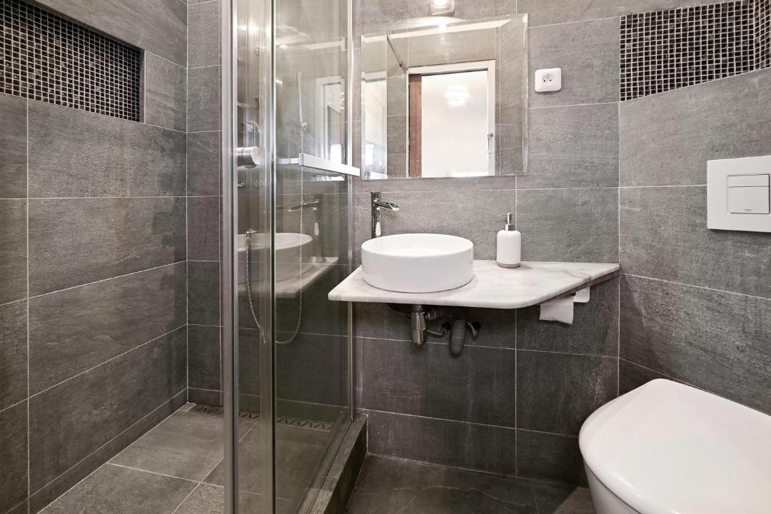 Photo of Bathroom in Poincare - Foch - Anatole France - Croix de Bourgogne