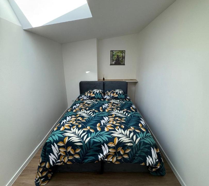 Photo of Bedroom in Lens