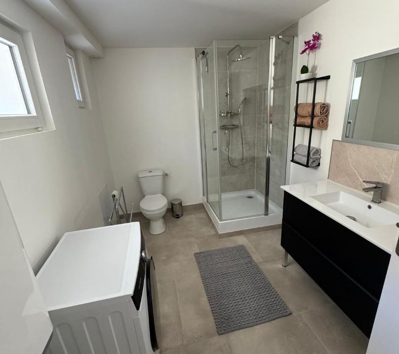 Photo of Bathroom in Lens