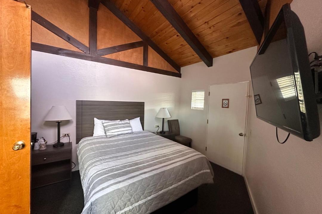 Photo of Bedroom in Lee Vining