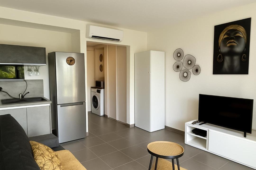 Photo of Others in Cul de Sac