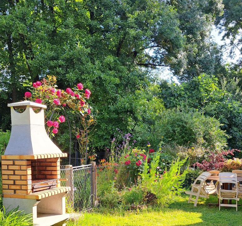 Photo of Others in Payre