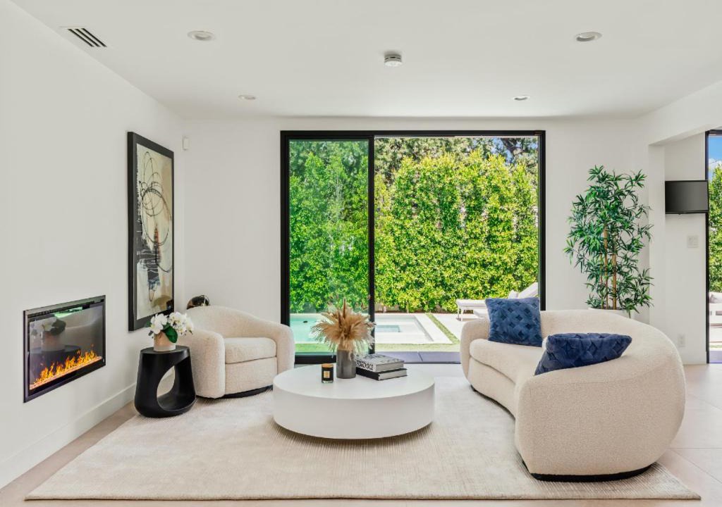 Photo of Livingroom in Encino