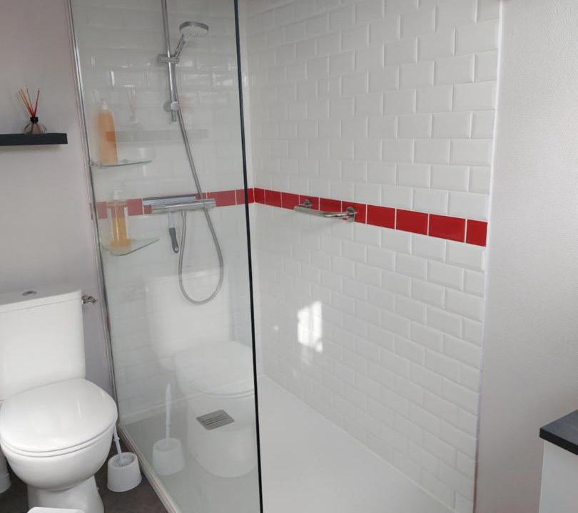 Photo of Bathroom in Pin - Vert Galant