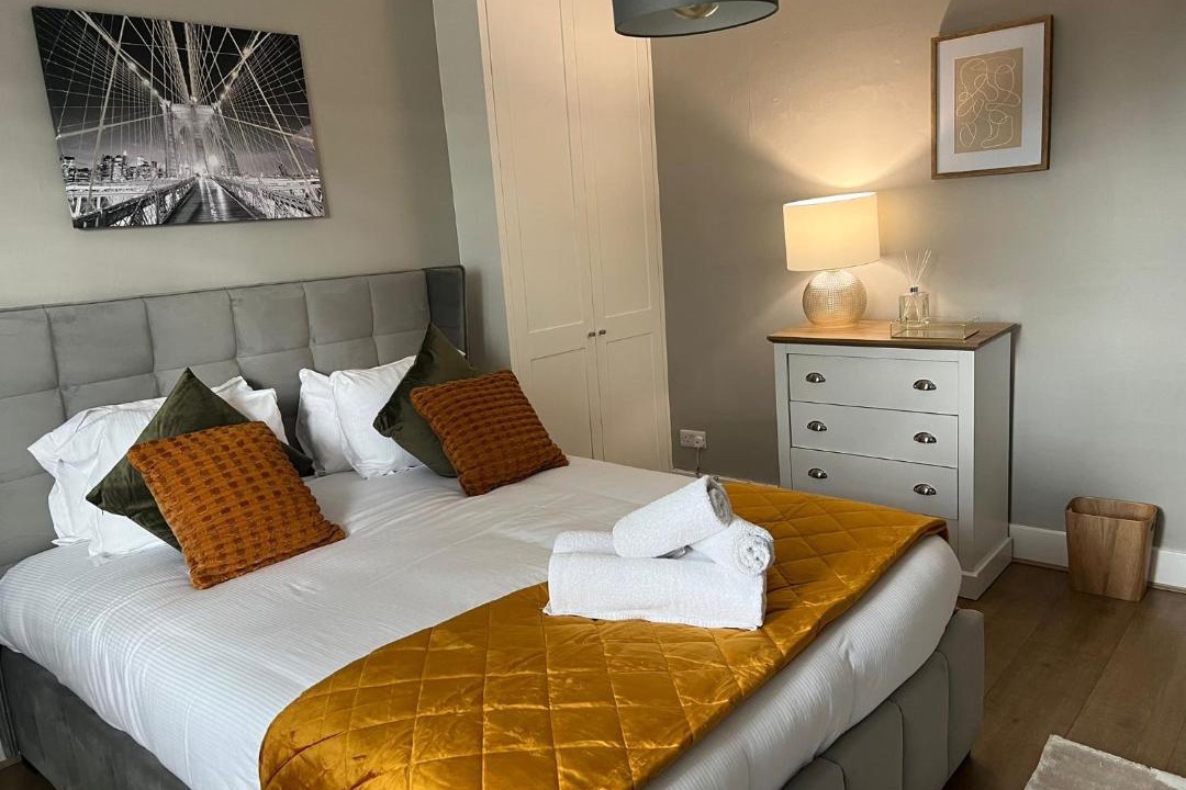 Photo of Others in Hampton Wick