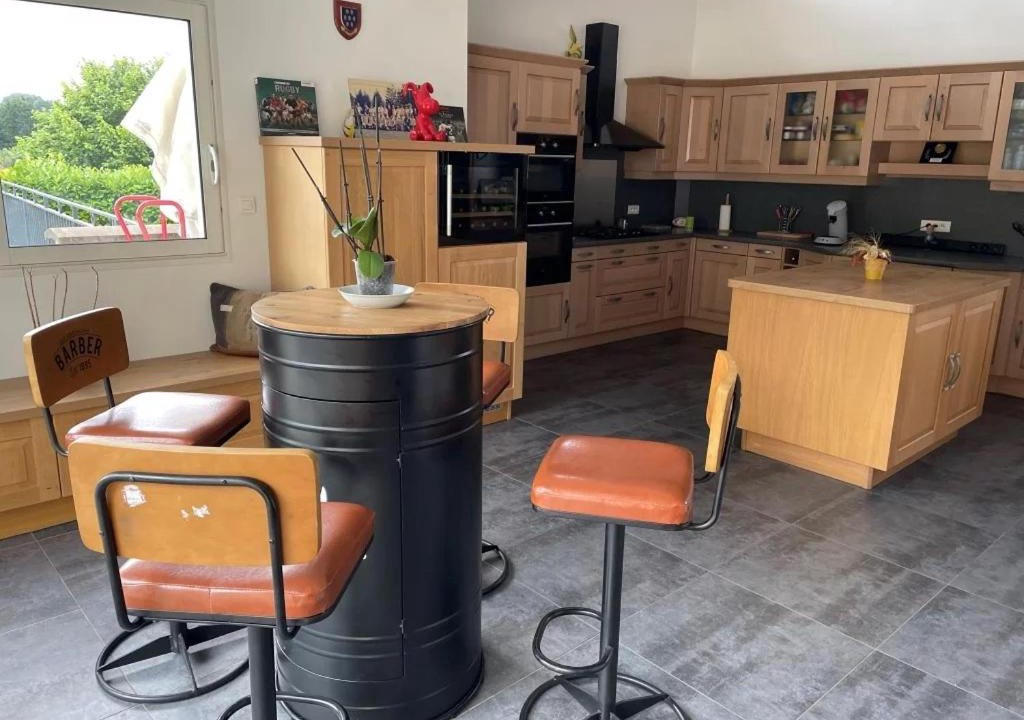 Photo of Others in Pernois