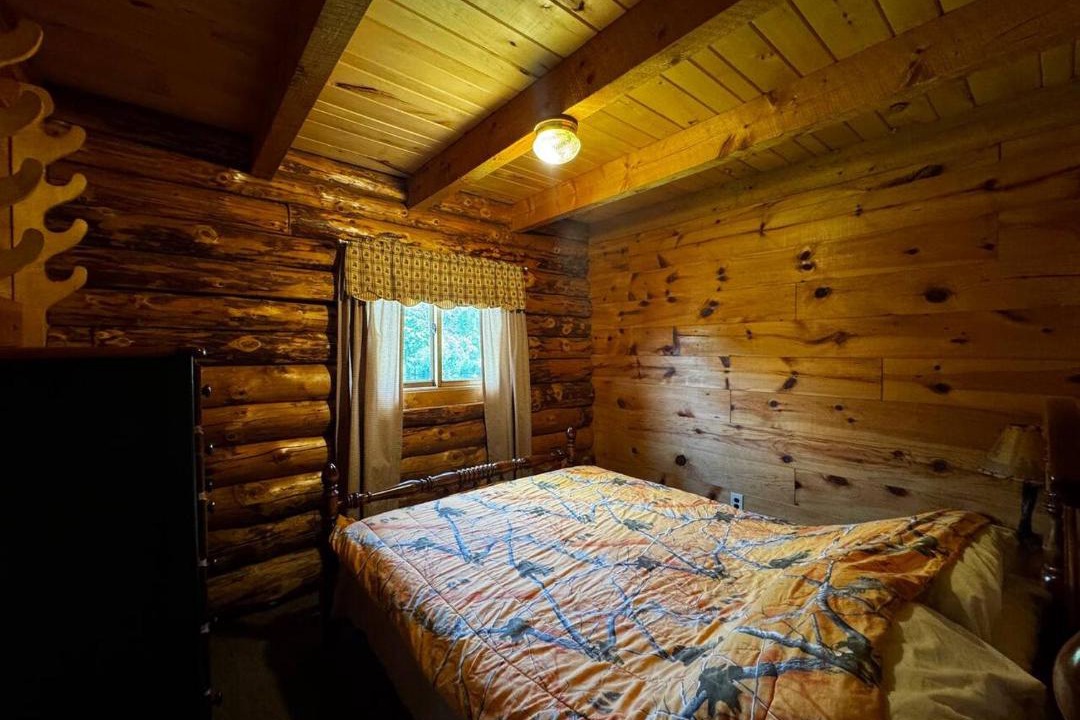 Photo of Bedroom in Crystal Falls