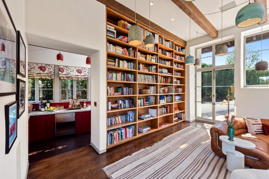 Photo of Livingroom in Greater Wilshire - Hancock Park