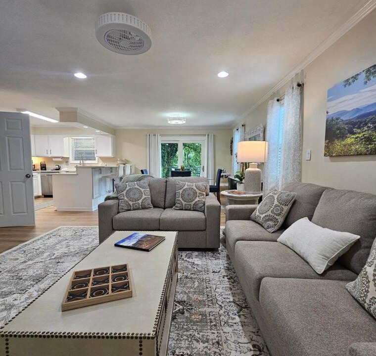 Photo of Livingroom in Ashley Oaks
