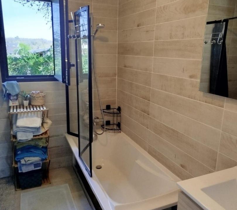 Photo of Bathroom in Truyes